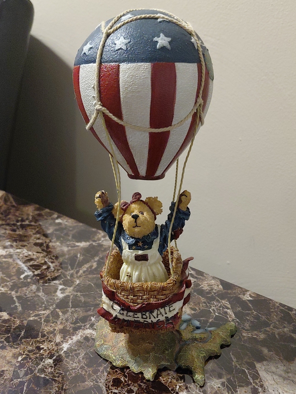 2002 Boyds Bears & Friends Betsy B. Bearamerica Hot Air Balloon Figurine